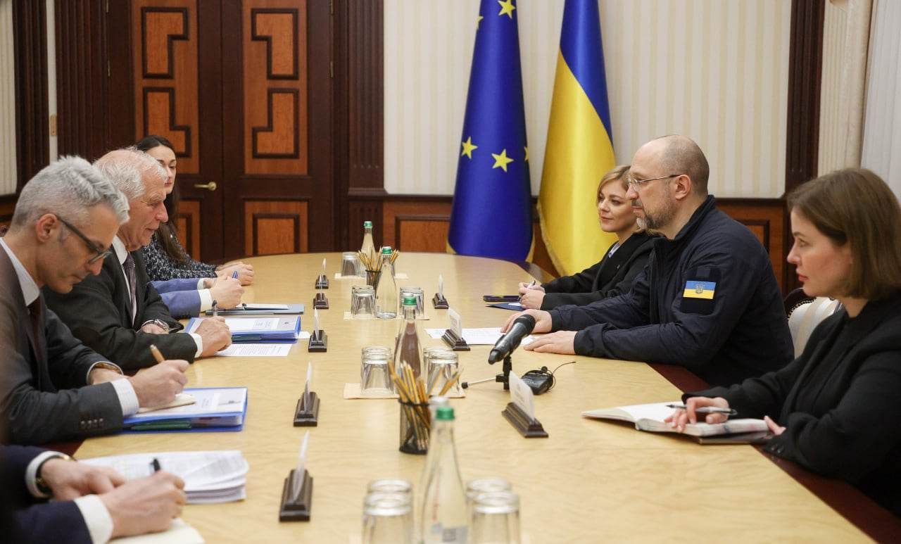 Шмигаль зустрівся з Боррелем — ЄС запустить в Україні програму розмінування на €25 мільйонів