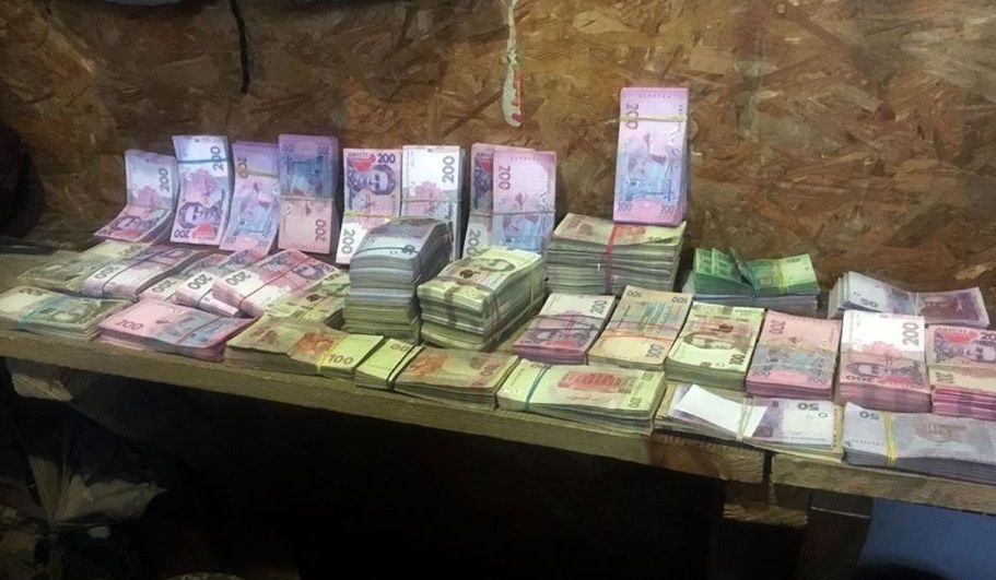 Ексзаступник міністра оборони ховав у дивані мільйон доларів готівкою