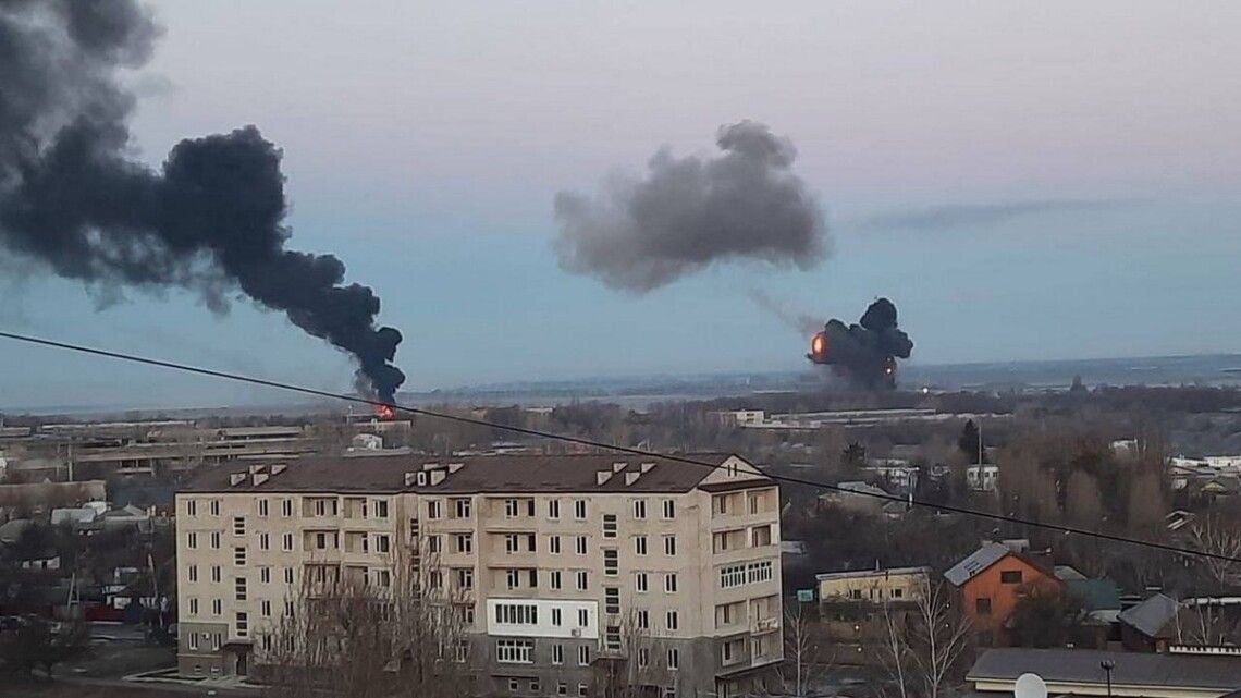 Російська ракета влучила у будинок у центрі Харкова, спалахнула пожежа