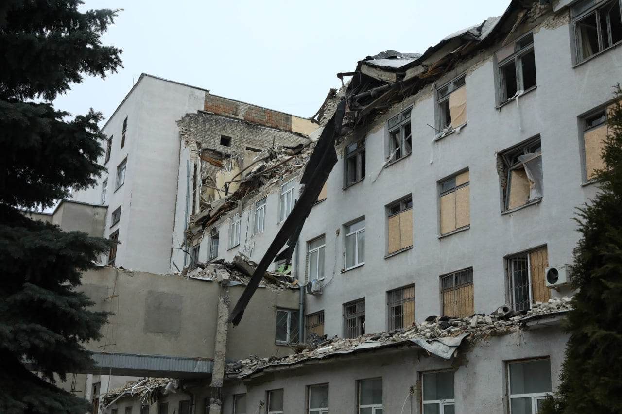 У Харкові від ранкового обстрілу серйозно постраждав ВНЗ, фото