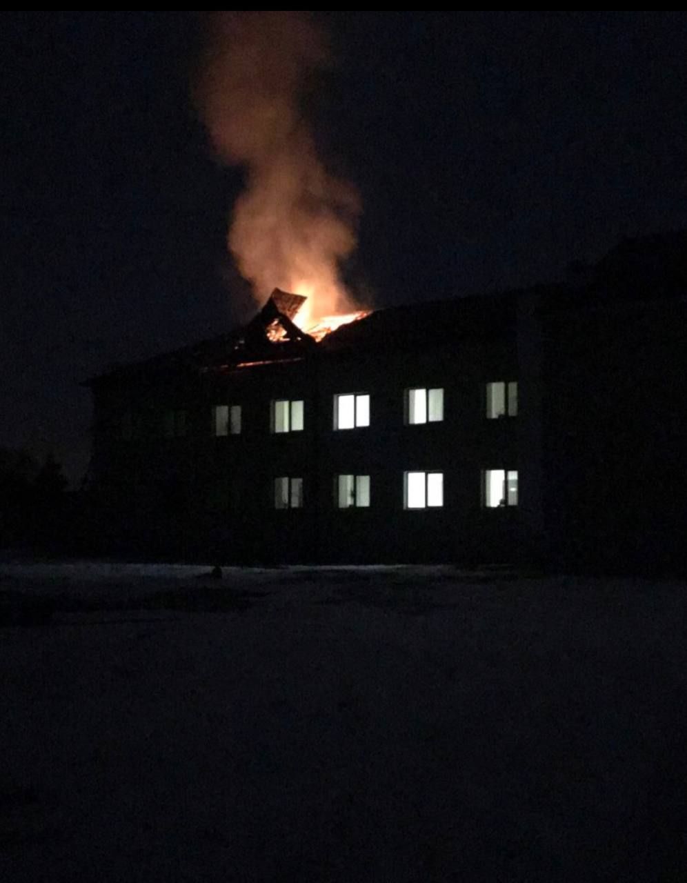 На Харківщині рашисти вгатили по лікарні й багатоповерхівкам спричинивши пожежу