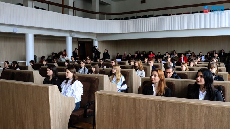 Черкаські старшокласники вчаться самоврядування.