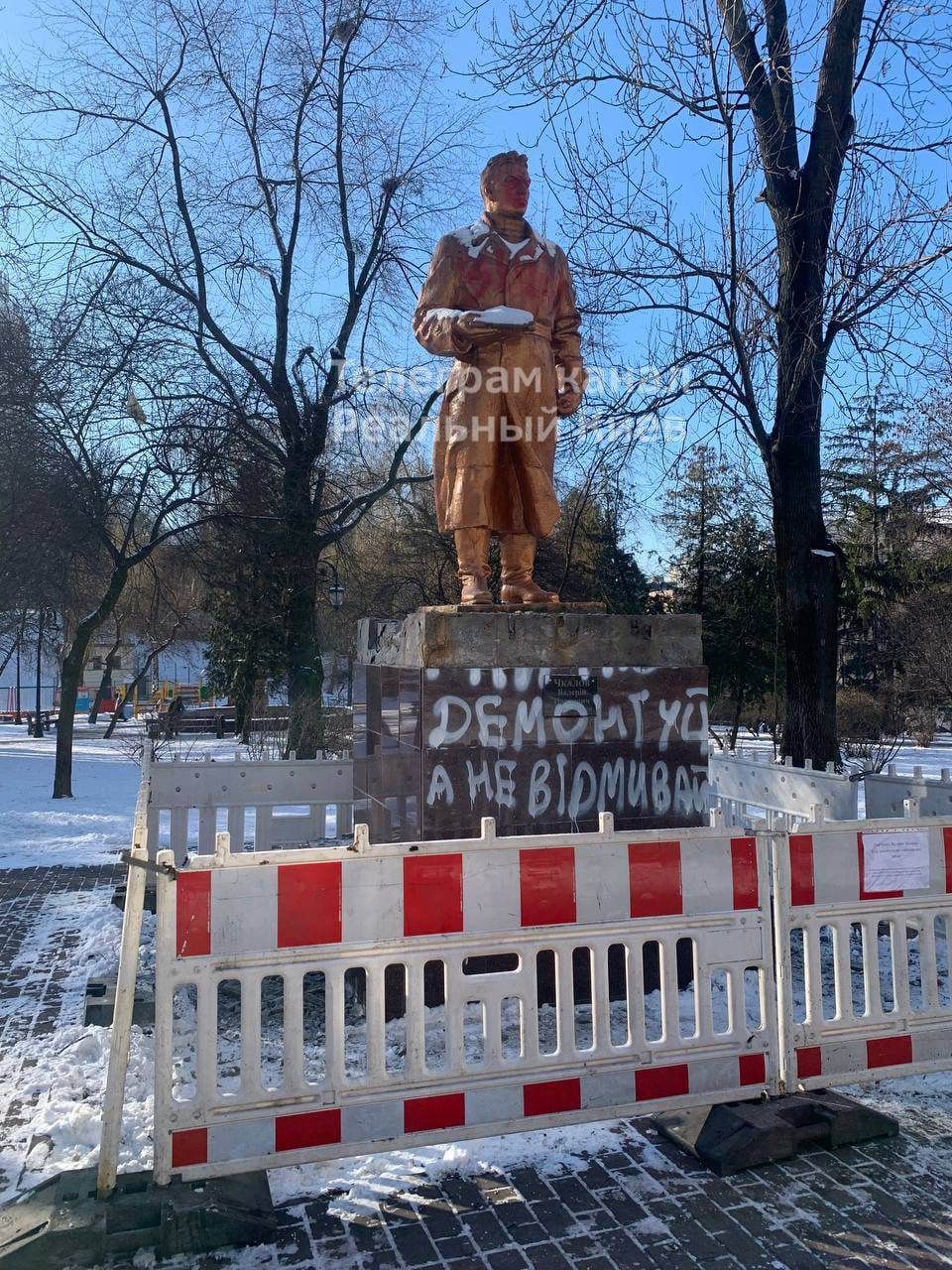 Перший пішов: у Києві зносять пам'ятник Чкалову, на черзі - Ватутін