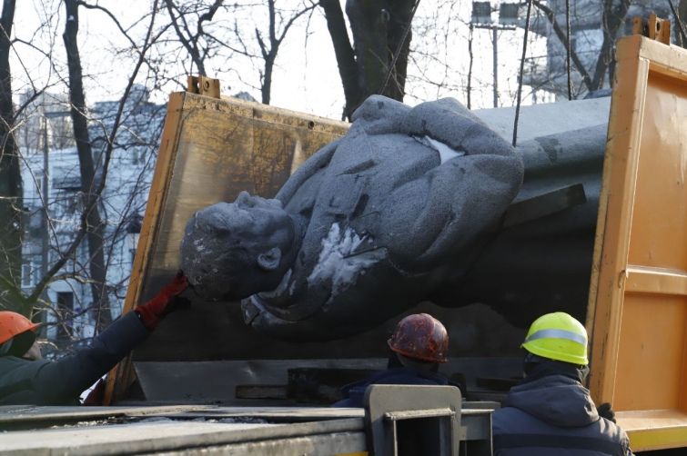 У Маріїнському парку Києва демонтували пам'ятник Ватутіну