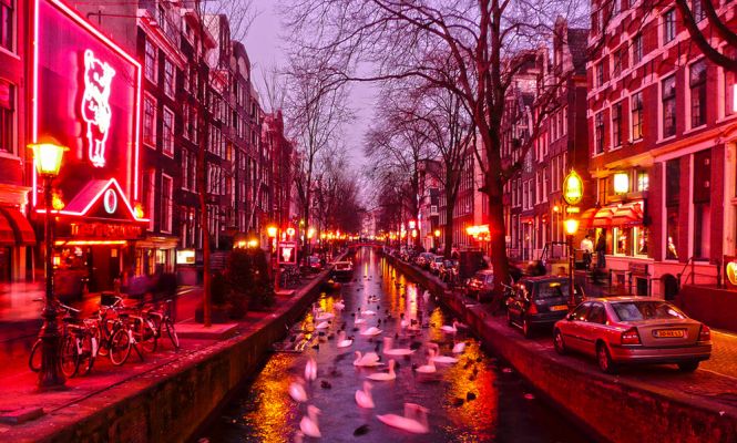 У кварталі «червоних ліхтарів» Амстердама  заборонять курити марихуану
