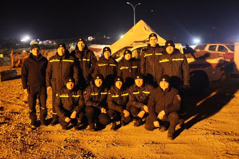 Друга колона українських рятувальників із технікою прибула до Туреччини
