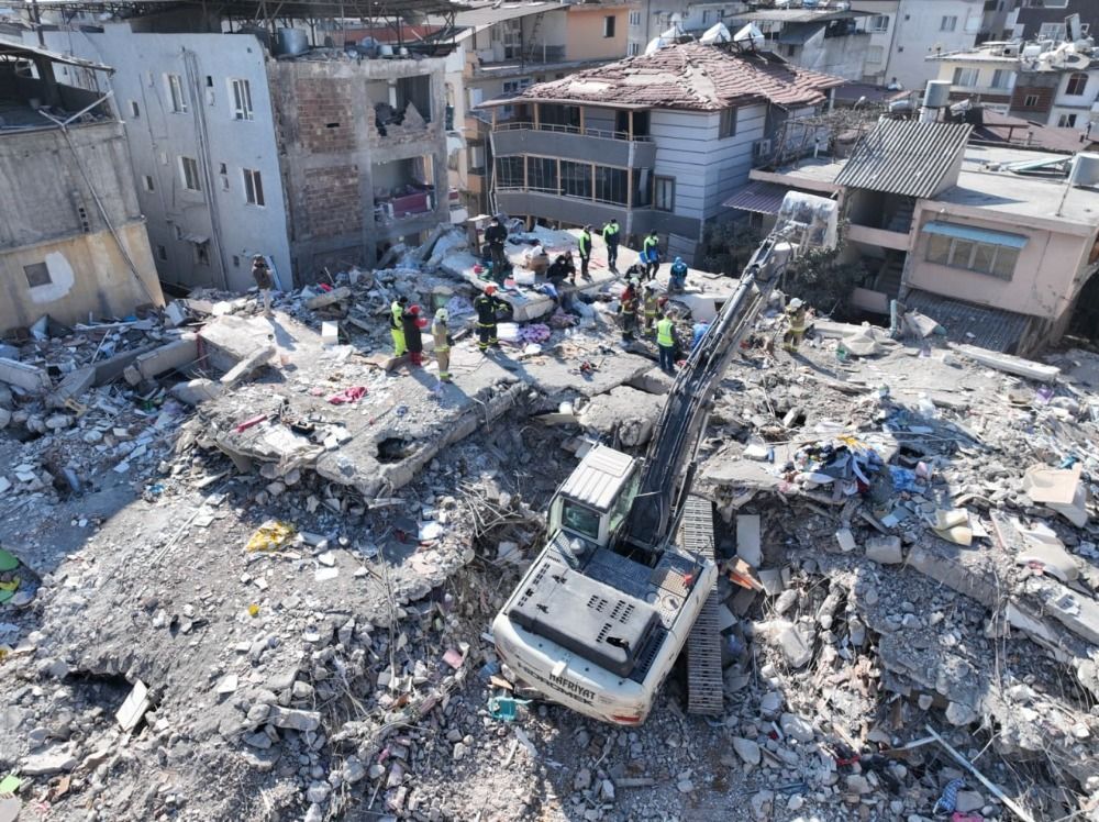 РОзбір завалів у Туреччині після жахливого землетрусу.