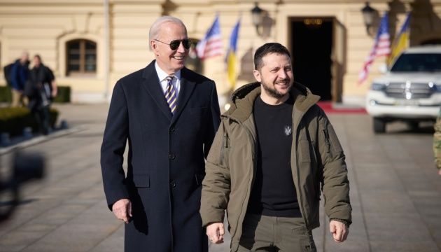 На Алеї сміливості у Києві встановили табличку «Joe Biden», фото
