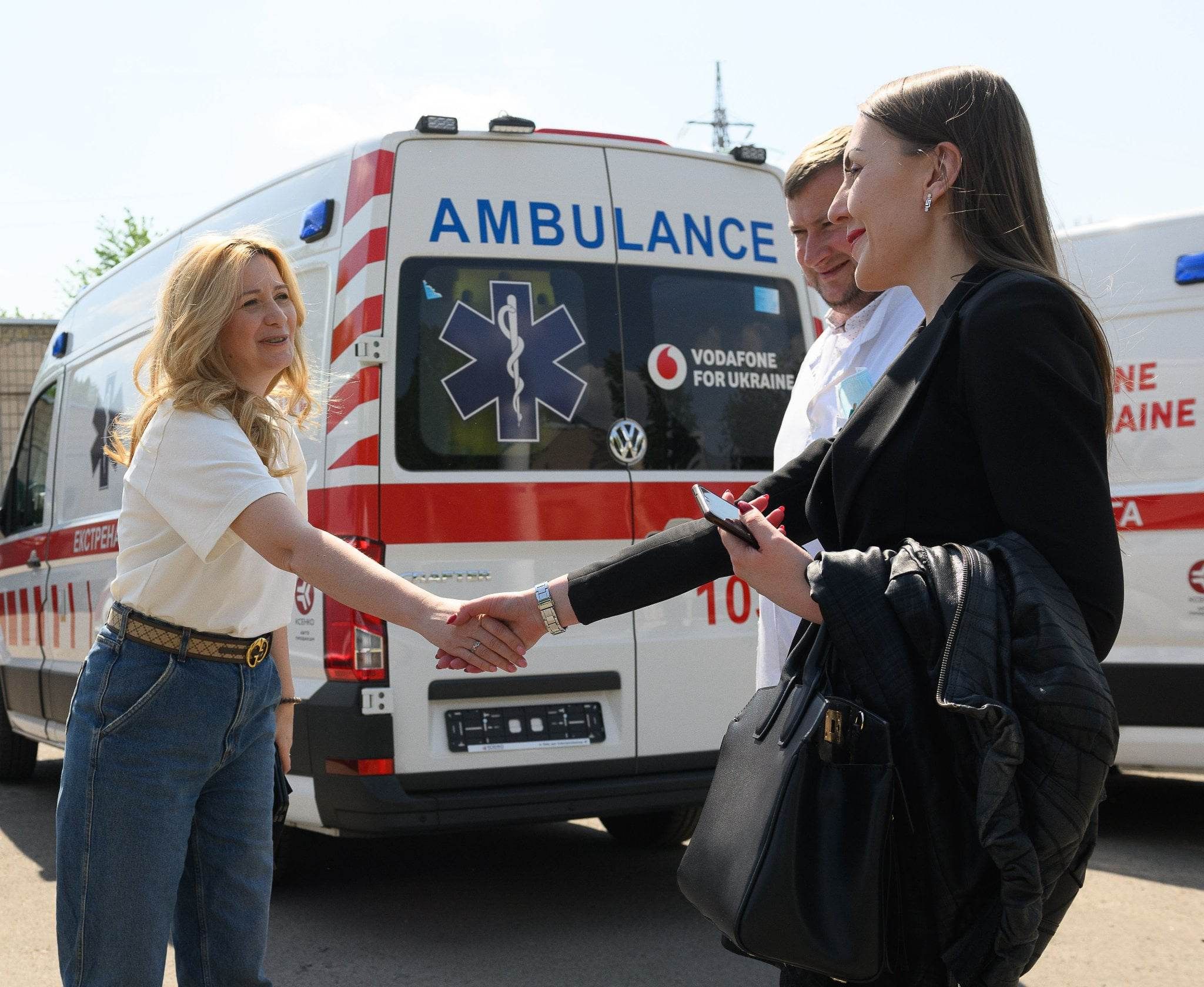 Марія Карчевич (праворуч) біля нової «швидкої допомоги».