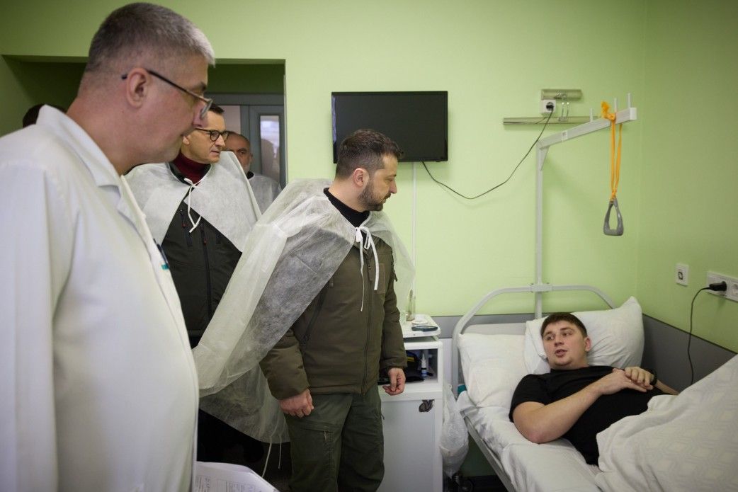 Зеленський і Моравецький відвідують поранених бійців ЗСУ у київському госпіталі.