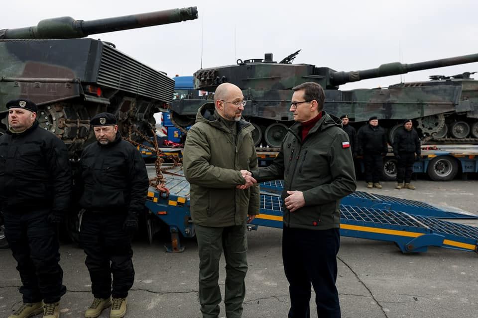 Прем‘єр-міністри Шмигаль та Моравецький зустріли перші танки Leopard 2 в Україні.