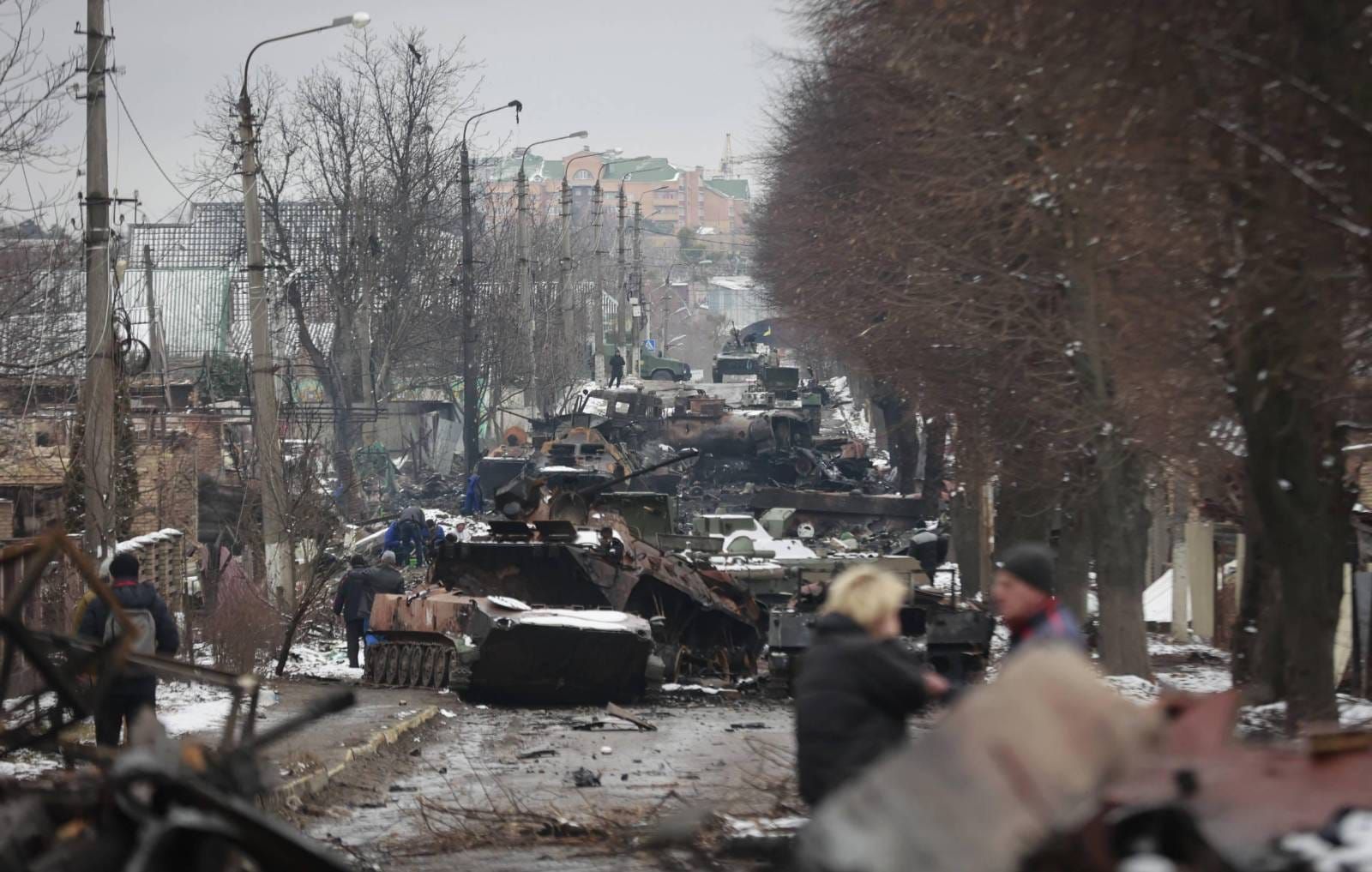 Розгромлена колона російської бронетехніки на вулиці Вокзальній у Бучі.