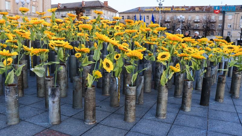 Квіти надії: черкащани у відстріляних гільзах «посадили» соняшники