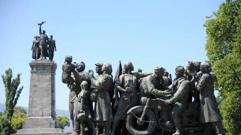 Пам'ятник у центрі столиці Болгарії Софії, присвячений радянській Червоній армії - встановлений ще у 1954 році.