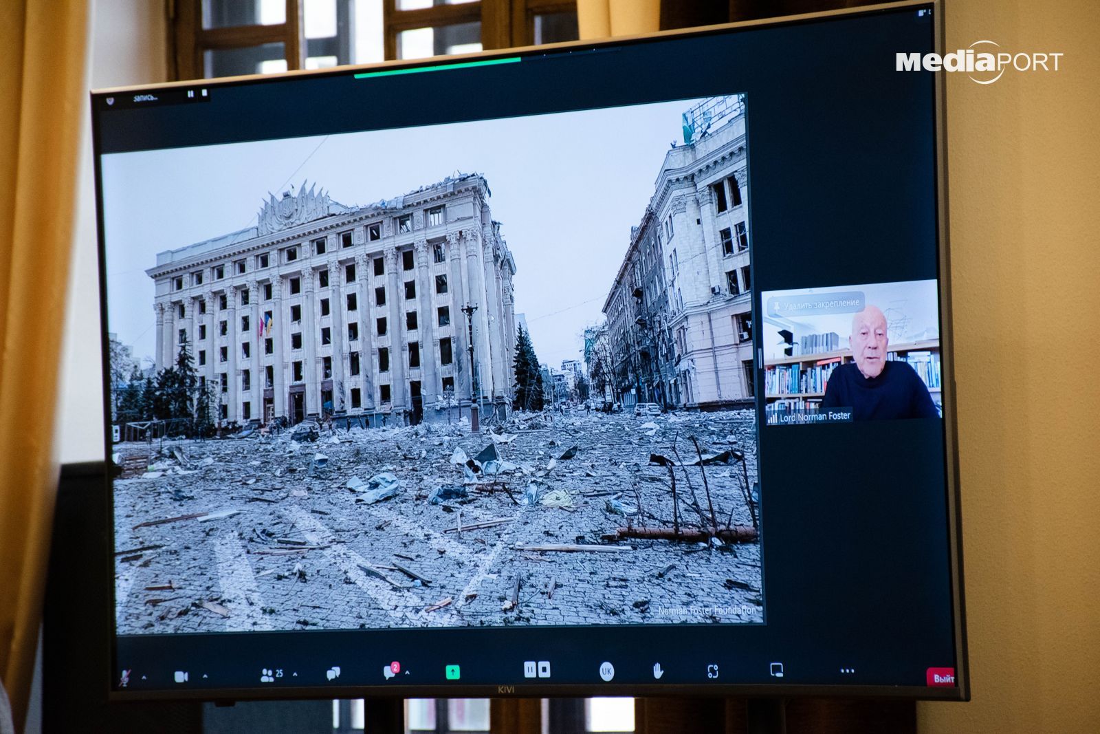 Норману Фостеру демонструють зруйновану будівлю ХОДА.