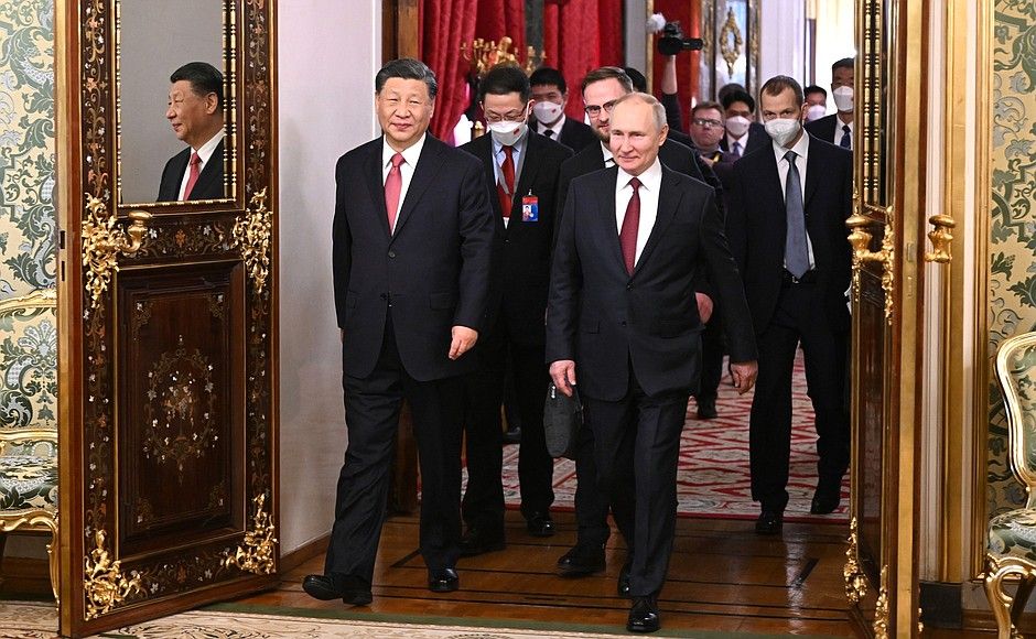 Сі Цзіньпін та путін під час переговорів на рівні делегацій.