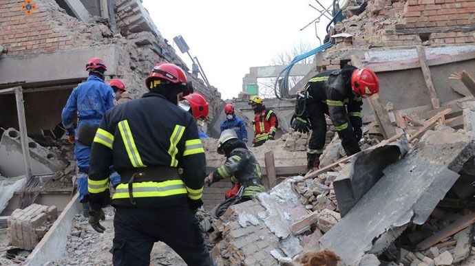 «Шахеди» пошкодили гуртожитки у Ржищеві: є загиблі та поранені