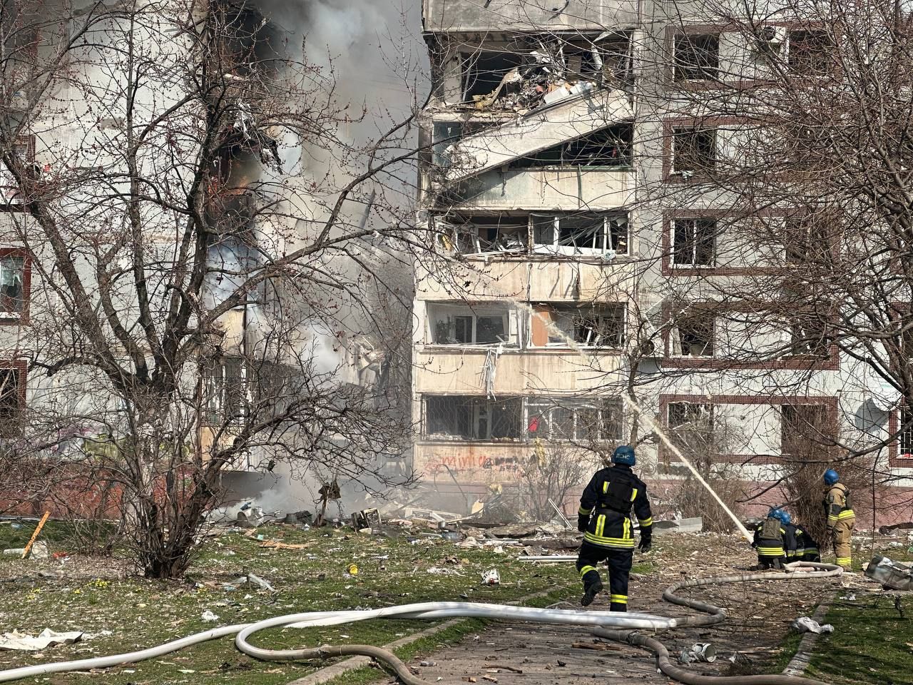 Ракетний удар по багатоповерхівкам Запоріжжя: поранено 33 людей, один загинув