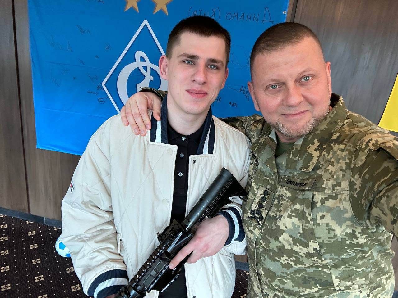 Залужний нагородив солдата-«Хижака» Руслана Зубарєва, який відбив атаку біля Сватового