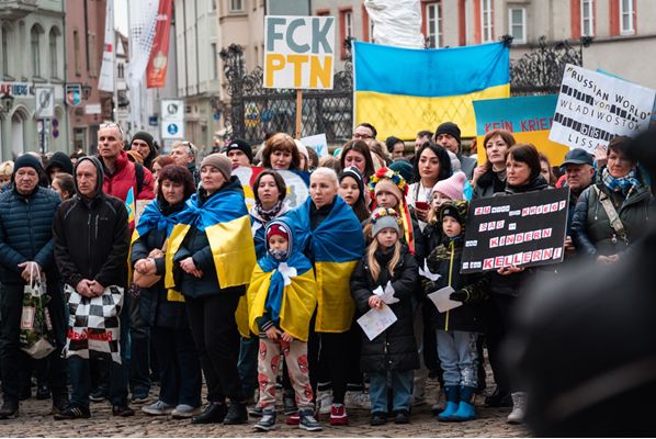 Укотре українці зібралися на центральній площі німецького міста Регенсбург, на Haidplatz, і провели акцію «Рік незламності: зупиніть війну, ми хочемо додому!».