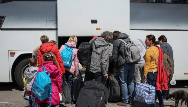 Половина українців, які виїхали за кордон, не збираються повертатися додому