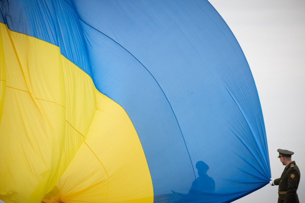 В річницю звільнення Бучі відбулася церемонія підняття Державного прапора України на відновленому флагштоку Меморіалу пам’яті захисників.