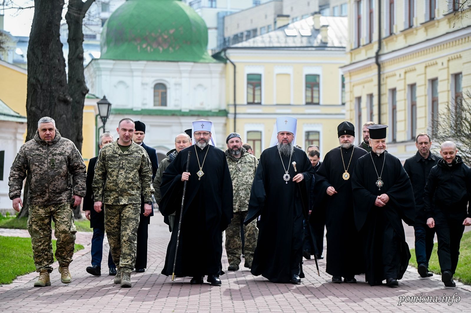 У Софії Київській благословили перший випуск військових капеланів