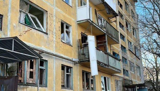 Ворог обстріляв центральну частину міста Костянтинівка, численних пошкоджень зазнали багатоповерхівки та приватні житлові будинки.