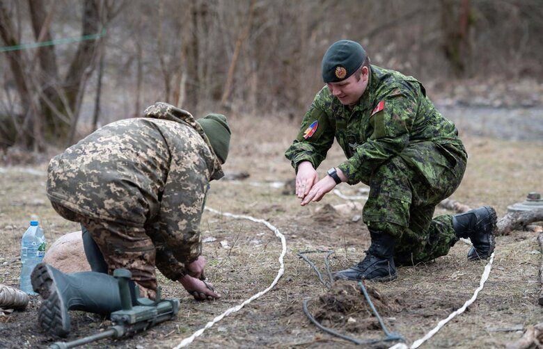 Канадські сапери у Польщі навчають українських військових