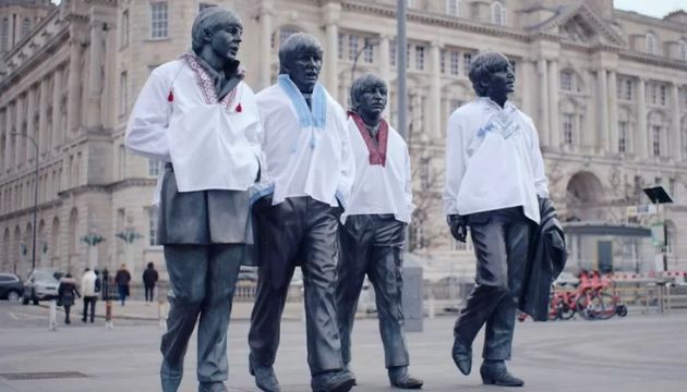 На підтримку України у Ліверпулі пам'ятник гурту The Beatles одягнули у святкові вишиванки