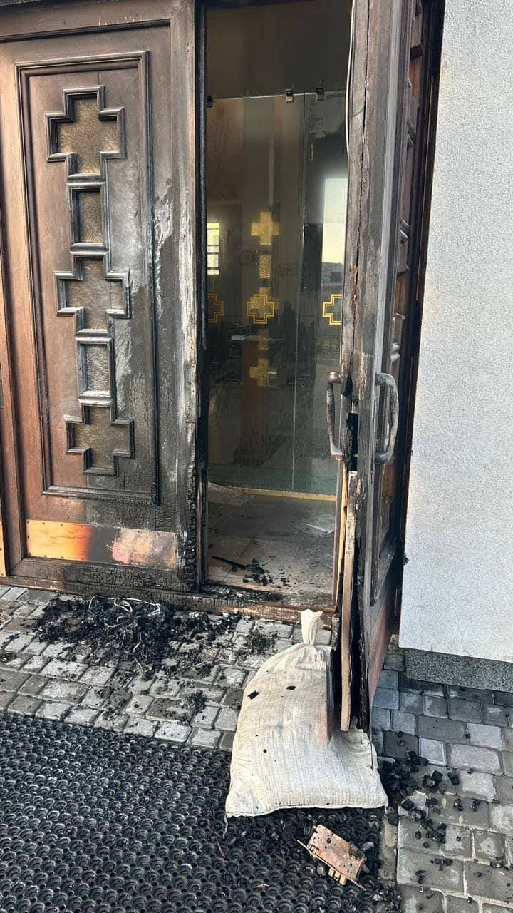 Знищені вогнем двері грекокатолицького храму у Львові.