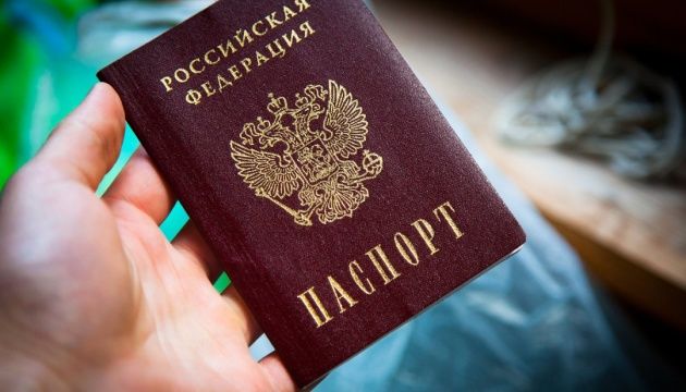 Росіяни без паспорта рф не випускають з окупованих територій