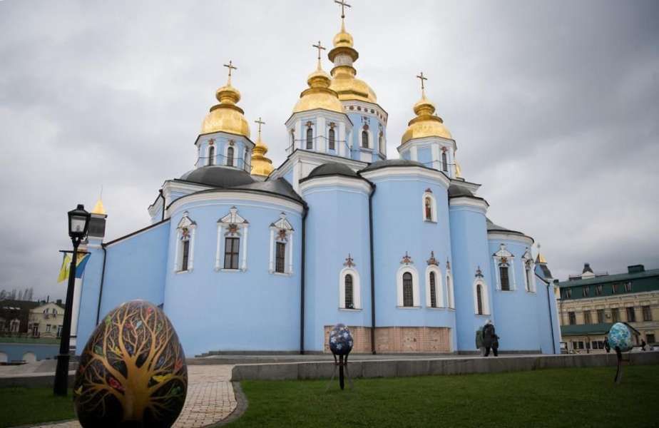 На території Михайлівського монастиря у Києві діє виставка «Писанки. Відродження», фото