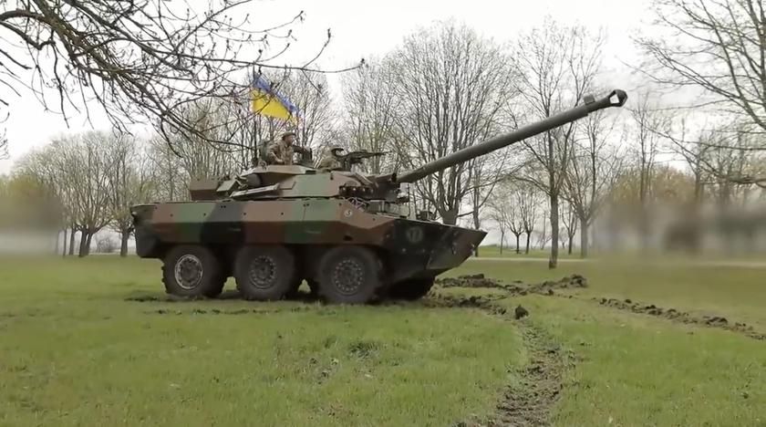Резніков випробував французькі колісні танки AMX-10 RC