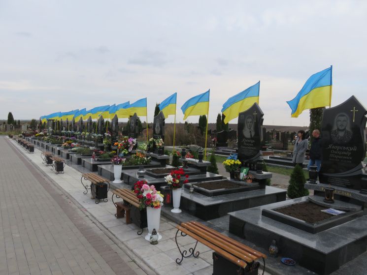 Ціна перемоги надвисока: по всій Україні можна побачити могили захисників України.