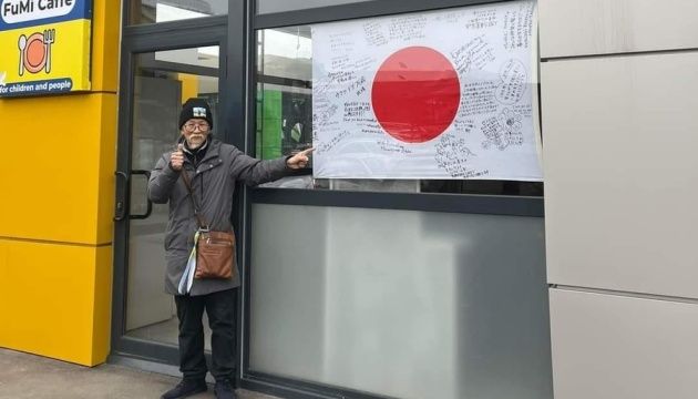 Японський волонтер Фумінорі Цучіко відкрив безкоштовне кафе у Харкові