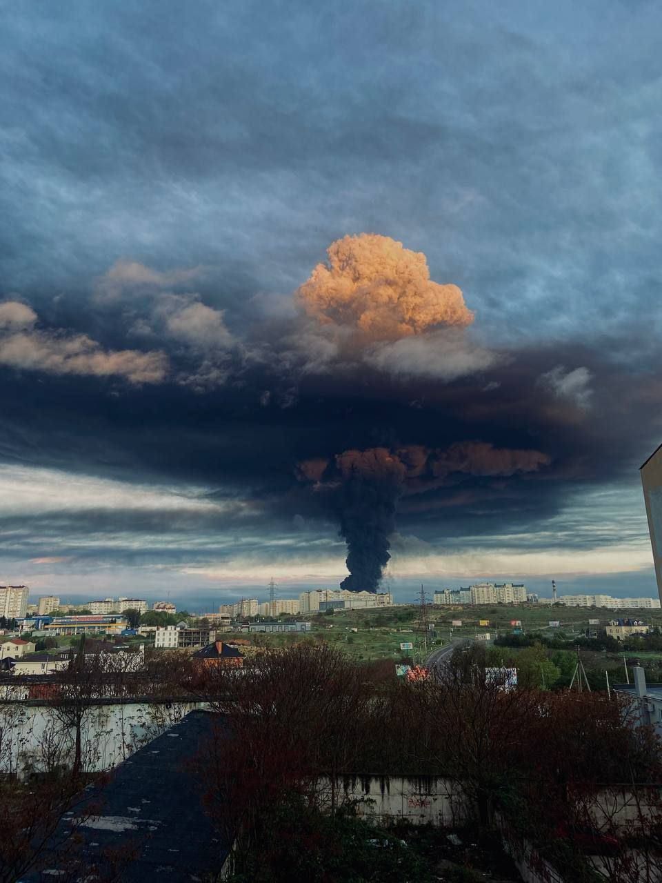 «Кара божа за Умань!»: у Севастополі знищено 10 резервуарів з нафтопродуктами – ГУР