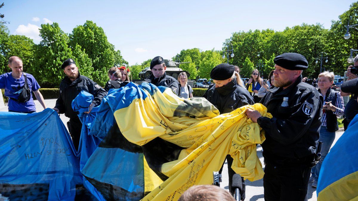 Поліція Берліна заборонила демонструвати прапори України та рф біля радянських меморіалів
