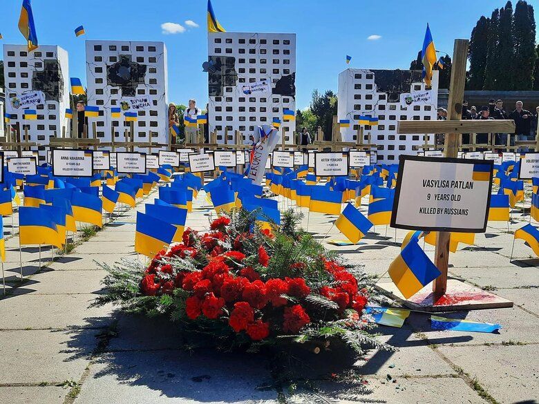Активісти змусили посла РФ у Варшаві покласти квіти до інсталяції пам’яті українців, які загинули через російську агресію