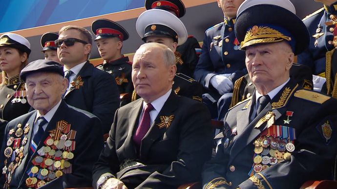 Путін на параді сидів у колі ветеранів НКВС-КДБ, які придушвали антирадянські протести.