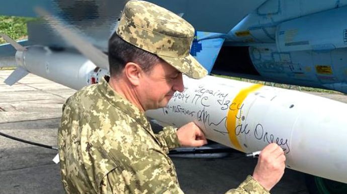 Командувач Повітряних сил Олещук нецензурно підписав ракету HARM для ворога