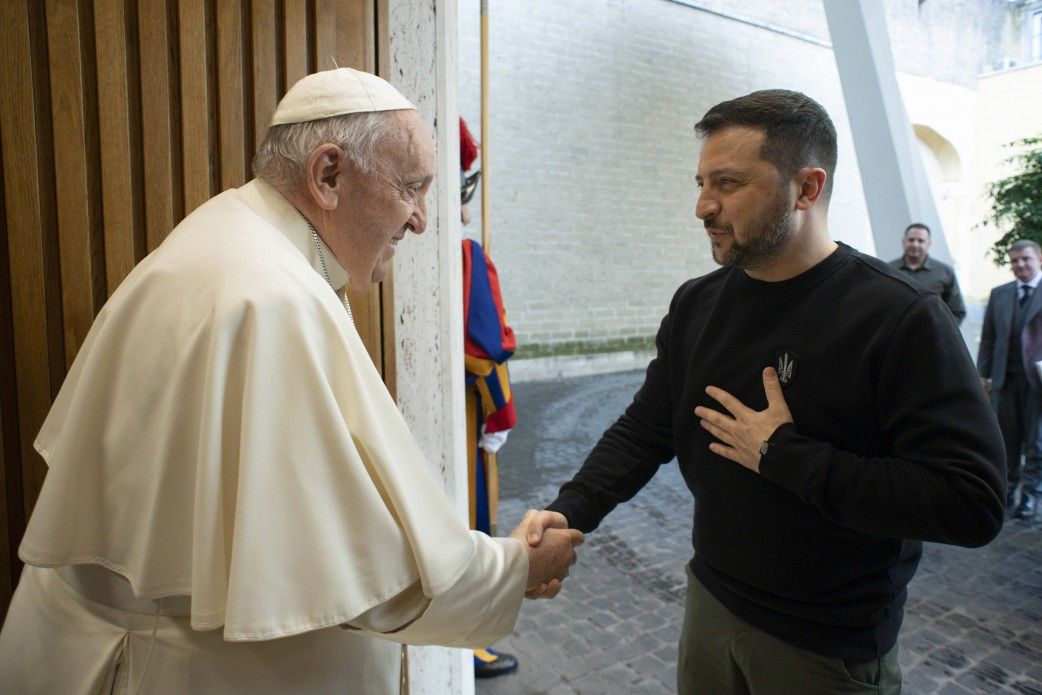Понтифік Франциск під час зустрічі із Зеленським у Ватикані.