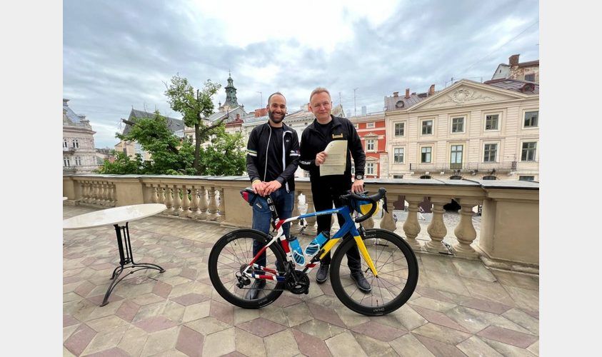 Британець Том Хашемі (Tom Hashemi) здійснив велосипедну подорож з Лондона до Львова, в межах якої зібрав понад 21 тисяч фунтів на розмінування території України.