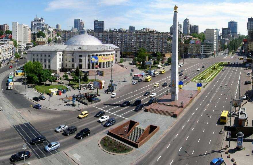 Обеліск на честь міста-героя Києва на Галицькій площі.