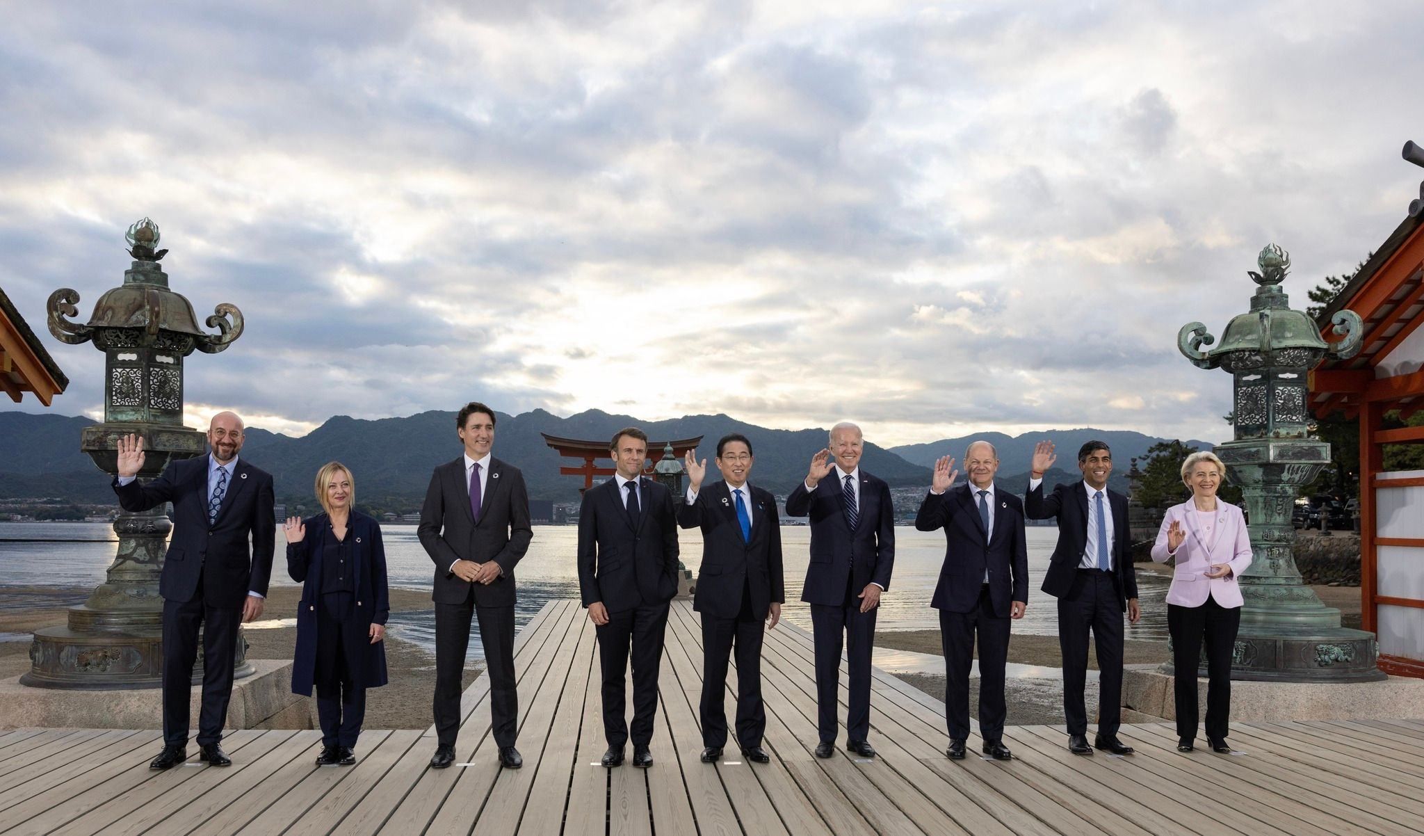 Лідери США, Японії, Німеччини, Великої Британії, Франції, Канади та Італії, а також лідери ЄС під час саміту в Хіросімі.