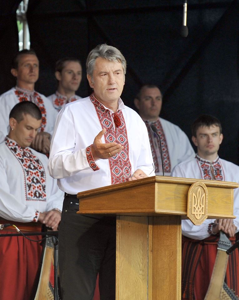 Віктор Ющенко у вишиванці.