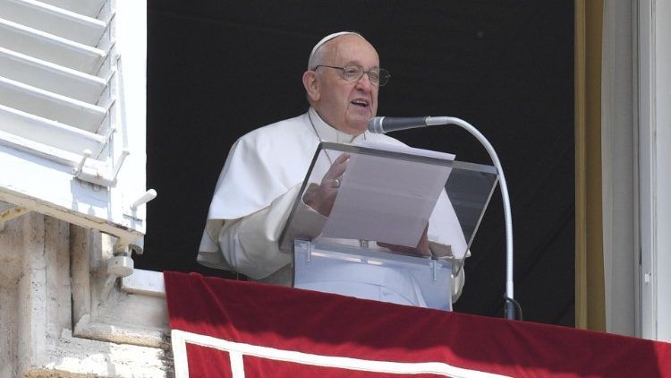 Папа під час недільної проповіді у Ватікані.