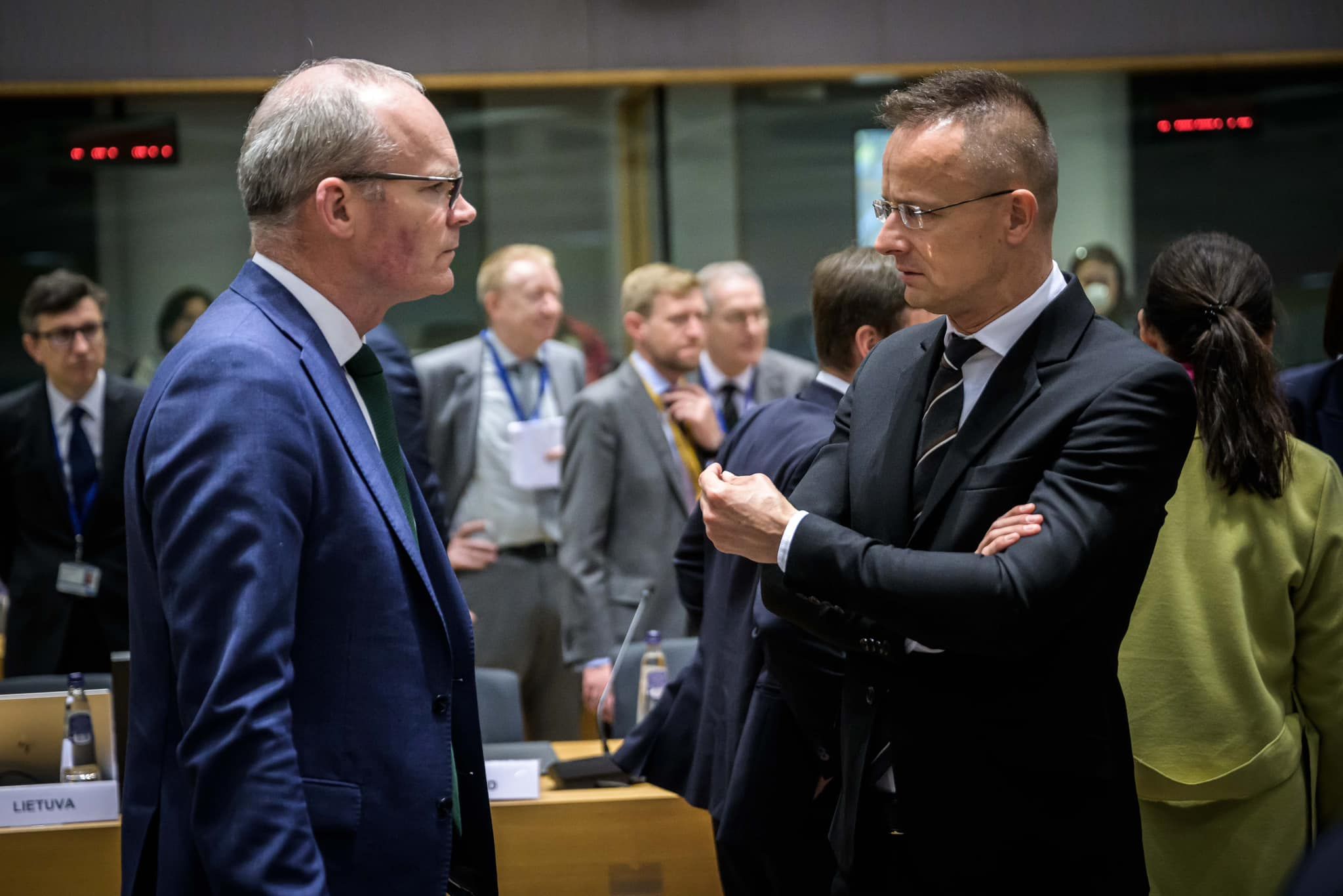Петер Сійярто (праворуч) на засіданні міністрів закордонних справ країн ЄС у Брюсселі.