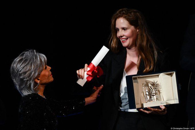 Французька режисерка Жюстін Тріє отримує почесну, заслужену нагороду.