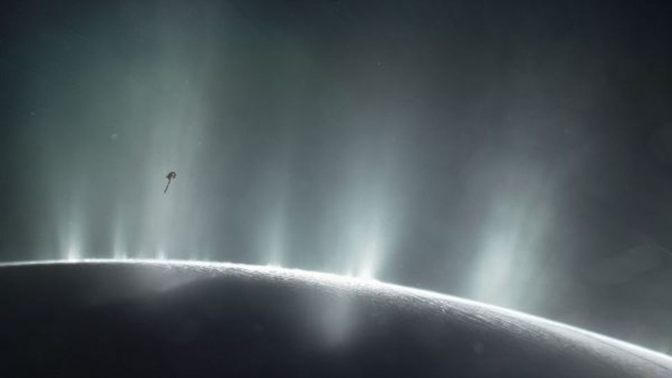 Гігантський струмінь пари над супутником Сатурну Енцеладом.